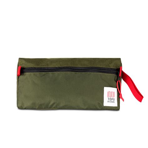 minimalist dopp kit.